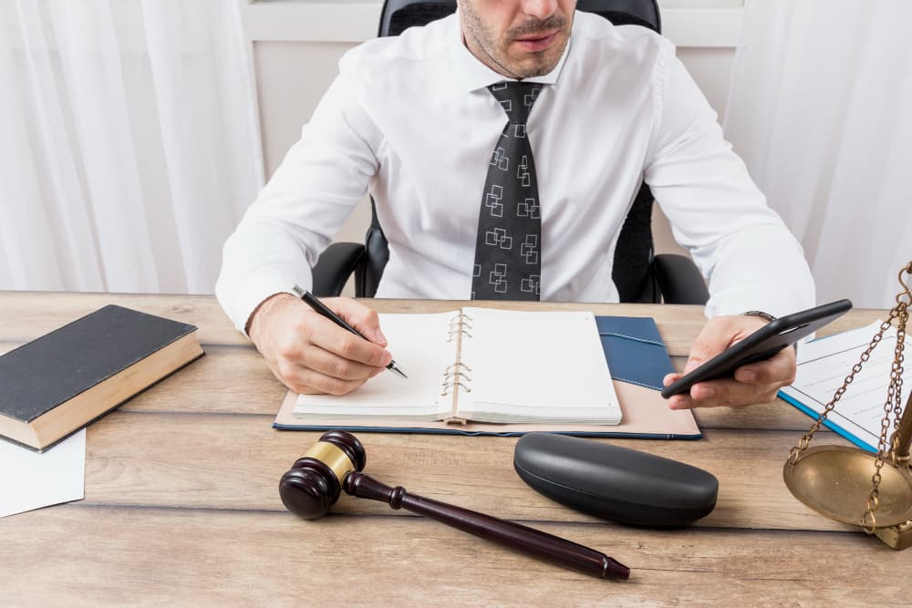 Actuar en juicio sin poder del procurador: nulidad del proceso, sanciones y responsabilidad civil de abogados y procuradores