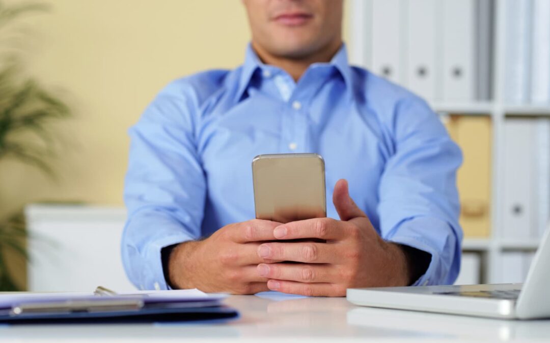 ¿Te Pueden Exigir Contestar un WhatsApp Fuera del Horario? El Escudo Legal de la Desconexión Digital